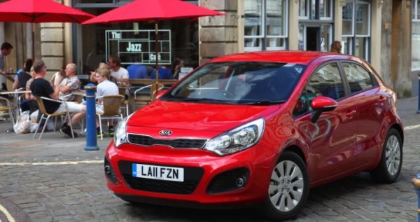 Невзрачният Kia Rio от 2011 г. се предлагаше на някои пазари с дизелов двигател, който според производителите му можеше да постигне уникалния разход от 3,2 литра на 100 километра. 
Това го направи един от най-ефективните коли въобще, оценен и от родните таксиметрови шофьори.  В съобщението за пресата на Kia се отбелязва, че по време на пускането си колата се е похвалила с „по-нисък разход на гориво и емисии на CO2 от всеки друг неелектрически автомобил в света, включително хибриди и екологични продукти от конкурентни компании“.

Двигателят, който постигна това невероятно постижение в Rio, беше 1,1-литров трицилиндров със скромните 74 коня.
По-голям 1,4-литров мотор също се предлагаше в Rio, като се похвали с все още впечатляваща ефективност от 4 литра на 100 км. Този вариант предлагаше 89 конски сили . В най-ефективната си 1.1L дизелова версия  - Rio ускоряваше до стотака за почти 16 секунди и не можеше да вдигне повече от 160! Е, не е еталон за пъргавост  и бързина, нито за комфорт. Но при този разход е простено.